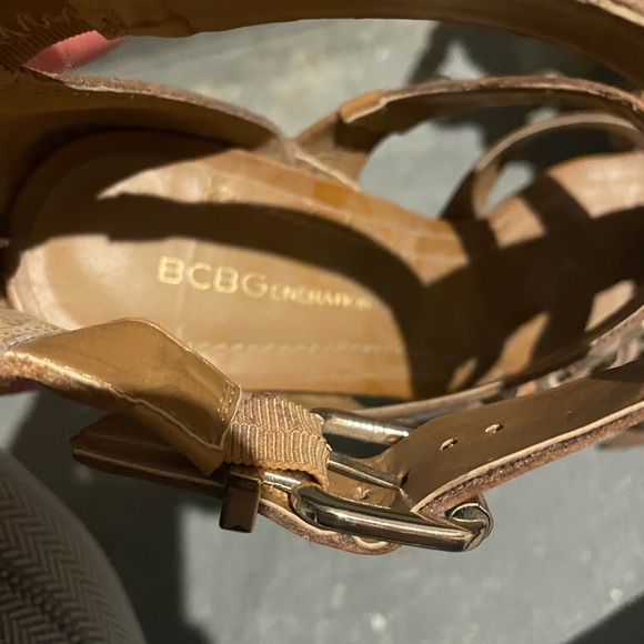 BCBG beige leather block heels. - Picture 3 of 5